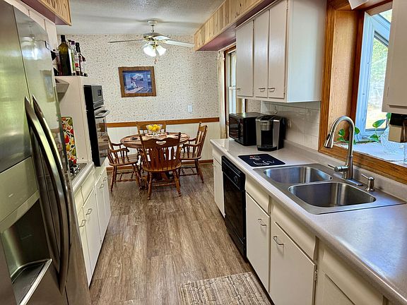 3rd image of 1414 Valley Dr
