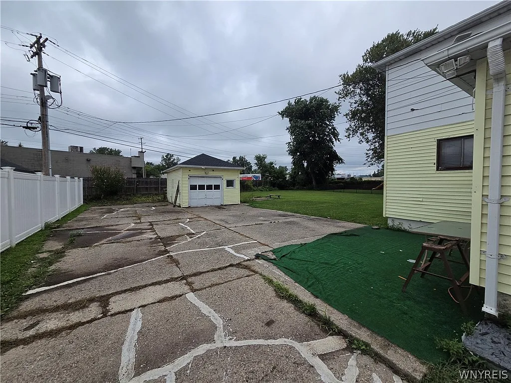 5 bed, 2.0 bath, 1988 sqft, $2,800 — Photo 2