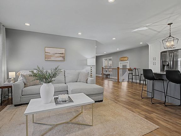 3rd image of 104 Scotch Ct