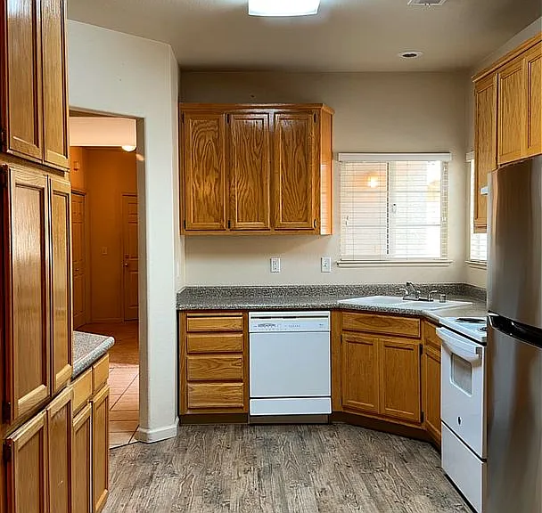 689 Gateway Cir — Photo 5