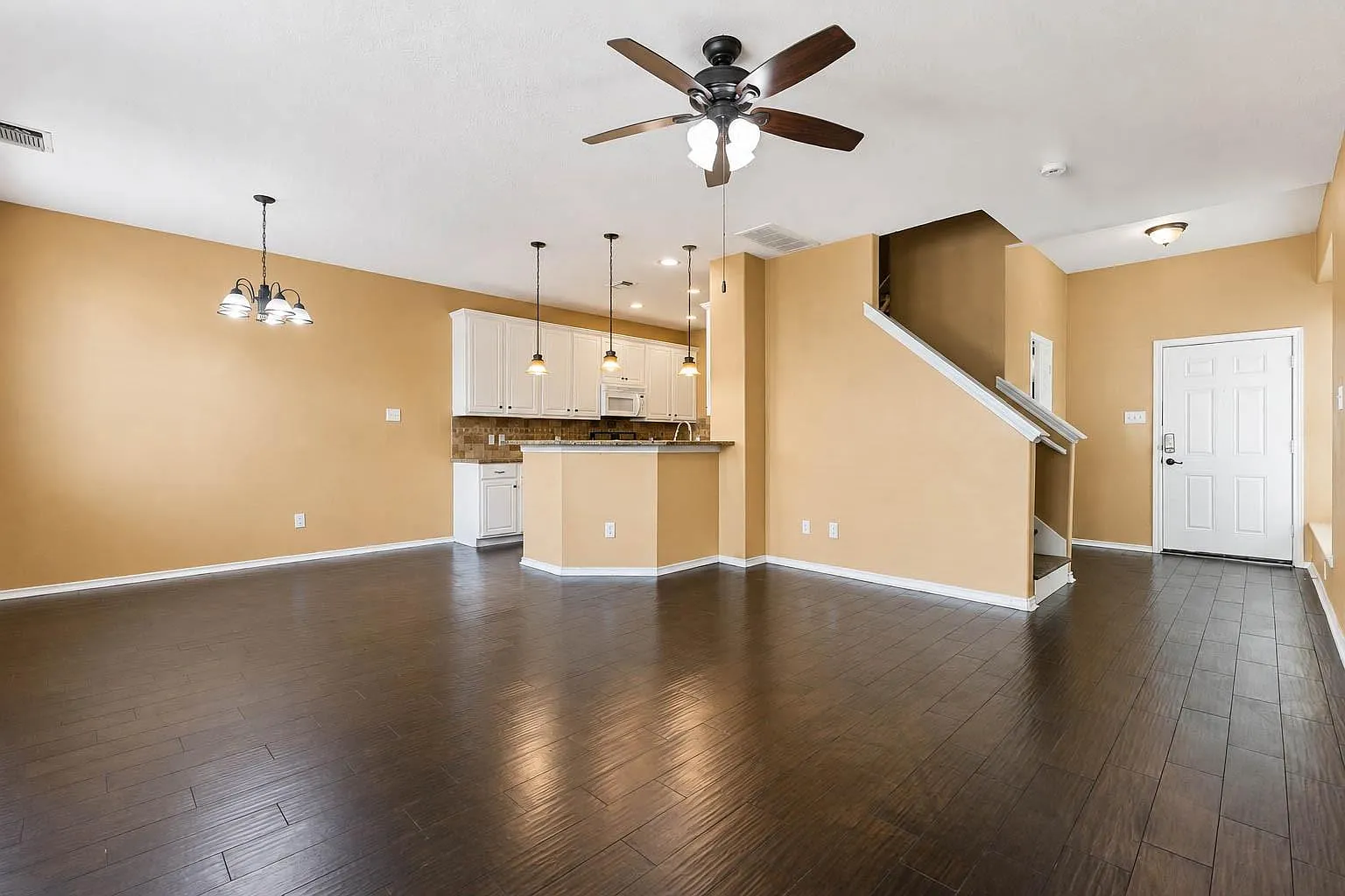 3 bed, 2.5 bath, 1667 sqft, $1,900 — Photo 3