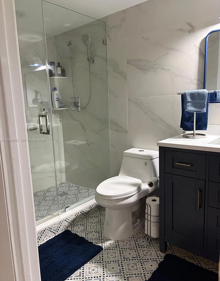 Ivanhoe West At Century V — Photo 3