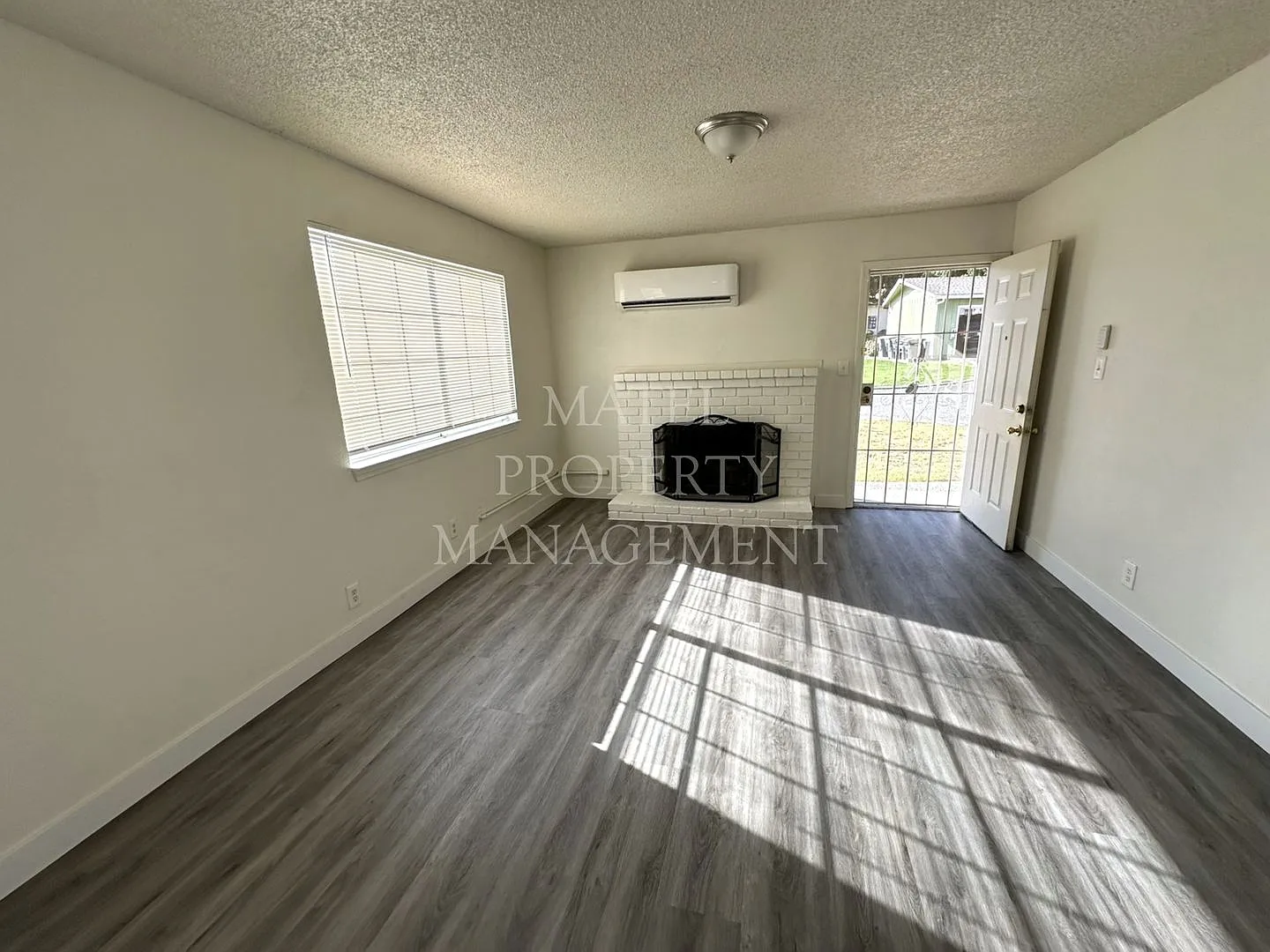 GIL560 — Photo 1