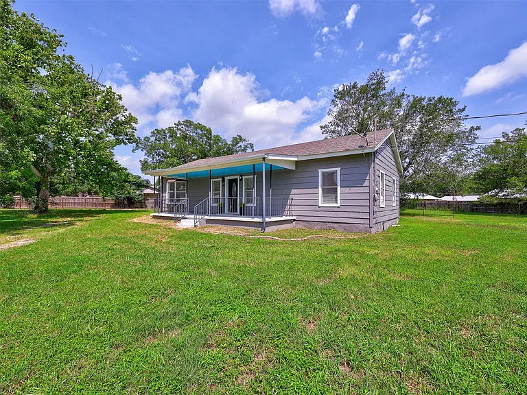 610 Linden St — Photo 3