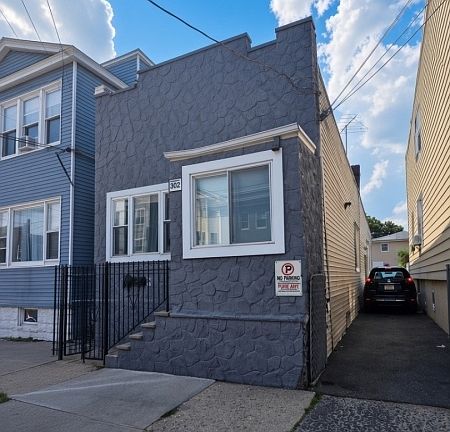 2nd image of 302 N 10Th St