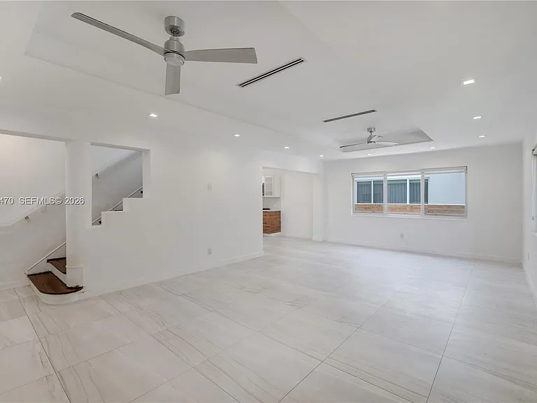 550 W 49th St — Photo 2
