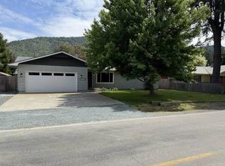 1651 Alexander Ln, Grants Pass, OR 97527