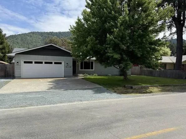 1651 Alexander Ln, Grants Pass, OR 97527