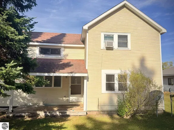 513 E Cayuga St, Bellaire, MI 49615