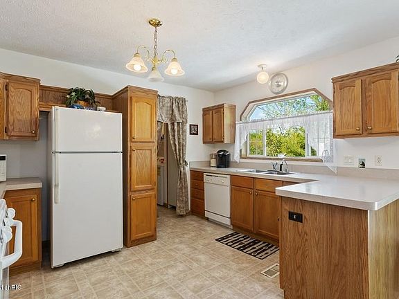 3rd image of 2295 Joyce St