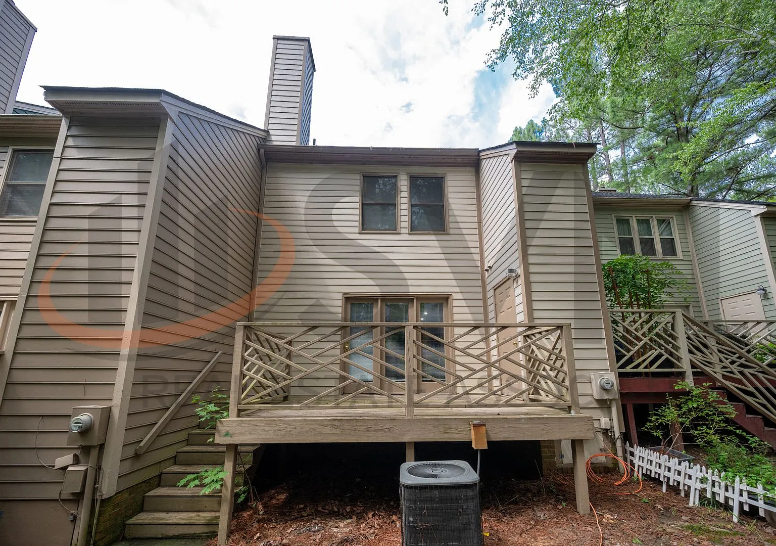 Charming 2BR & 2.5BA Townhome with Dual Primary Suites in Woodstream Glen — Photo 3