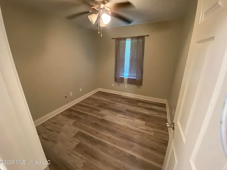 218 Alverado Dr — Photo 8