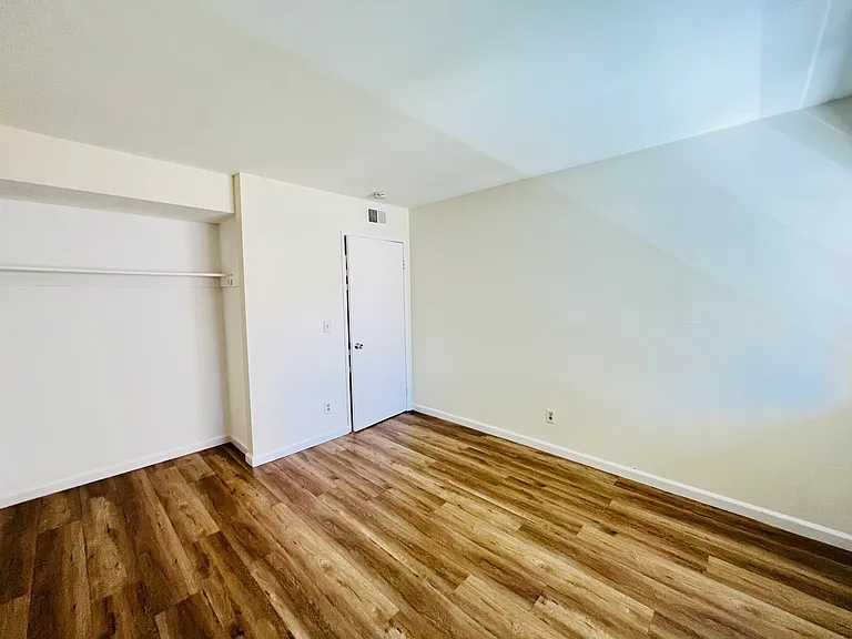 1001 W Macarthur Blvd #110 — Photo 23