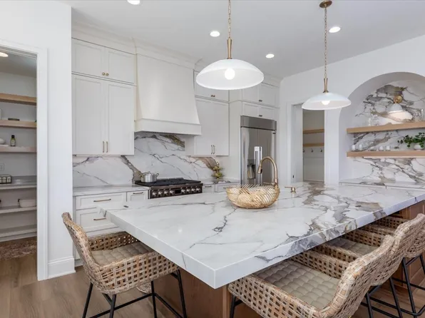 18284 Baxter Pl, Clive, IA 50325