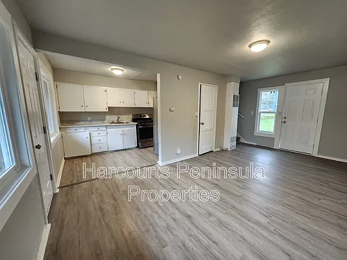 2831 NE Center St #1 Photo 1