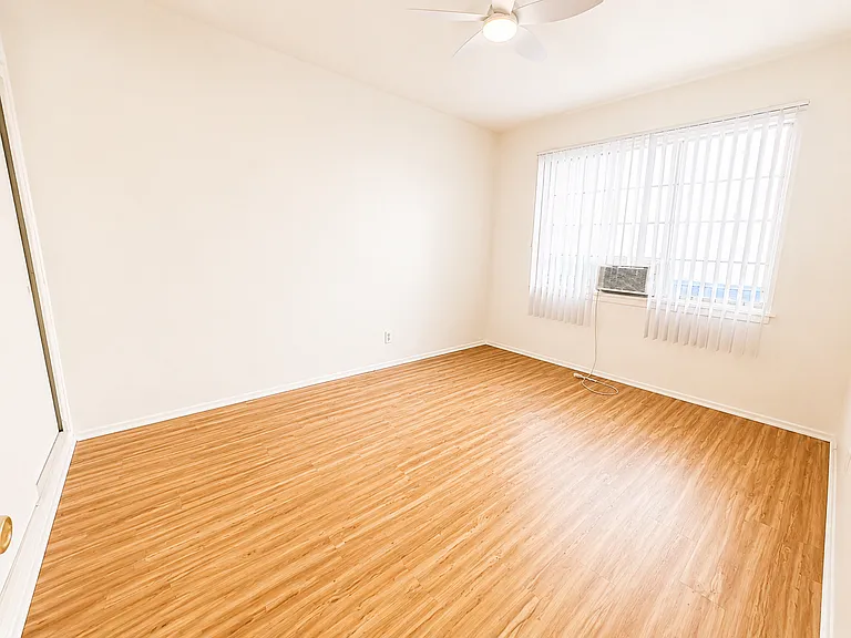 340 N Isabel St — Photo 9