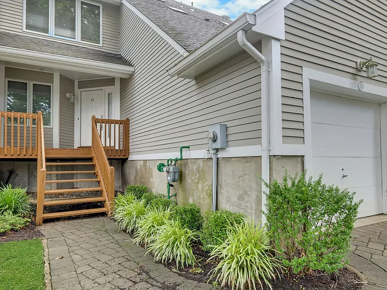 35 Reagan Way — Photo 15