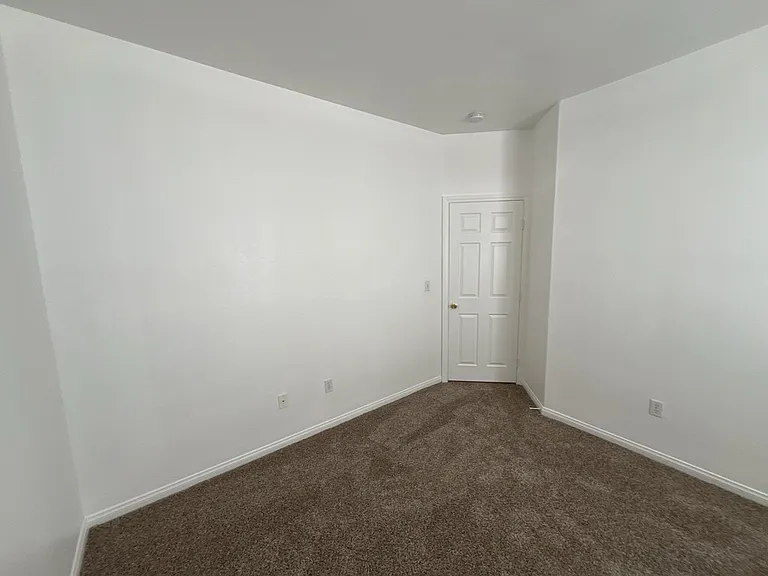 4915 E Russell Rd #142-8 — Photo 29