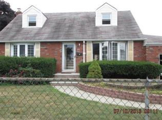 137 31st St, Lindenhurst, NY 11757