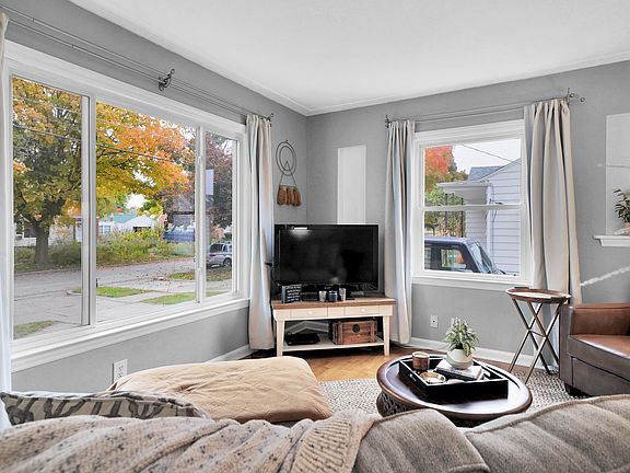 5th image of 1104 Northlawn St NE
