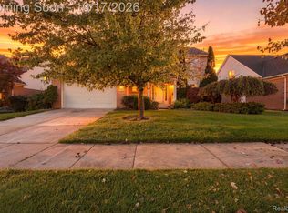 22085 Cherrywood Rd, Woodhaven, MI 48183