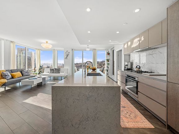 4th image of 1500 Fern St #18XX