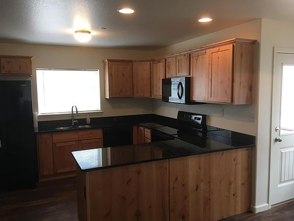 all new appliances. with granite counter tops