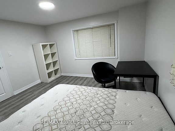 5th image of 38 Saintsbury Sq #Basement