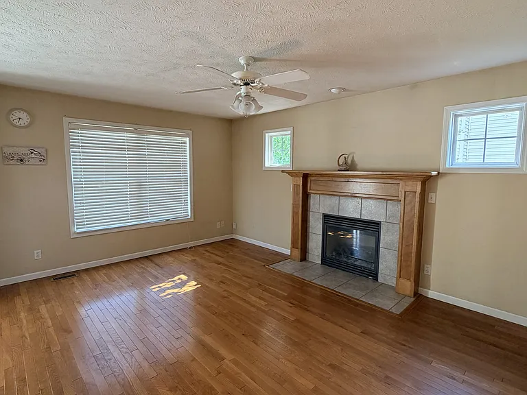 2817 Gill St — Photo 7