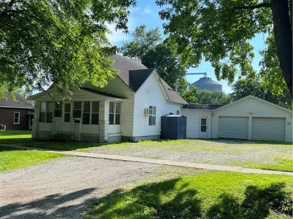 515 N Macon St, Moweaqua, IL 62550