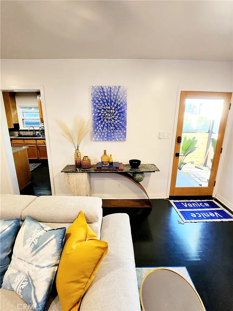 2 bed, 843 sqft, $5,650 — Photo 4