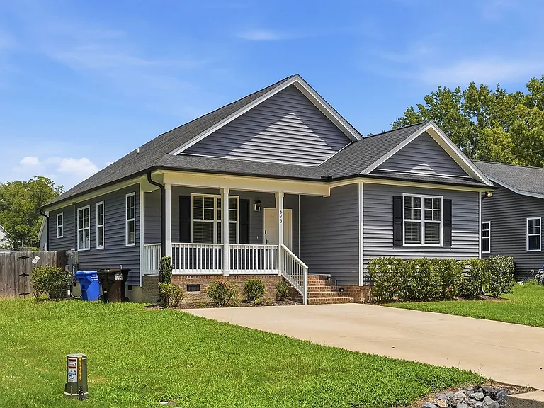 573 Circle Dr — Photo 2