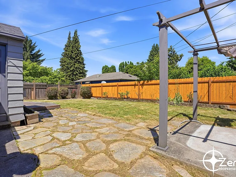 1818 W 22nd St — Photo 31