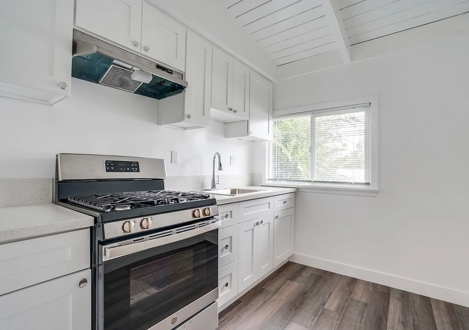 Clarington Ave 3710 — Photo 2