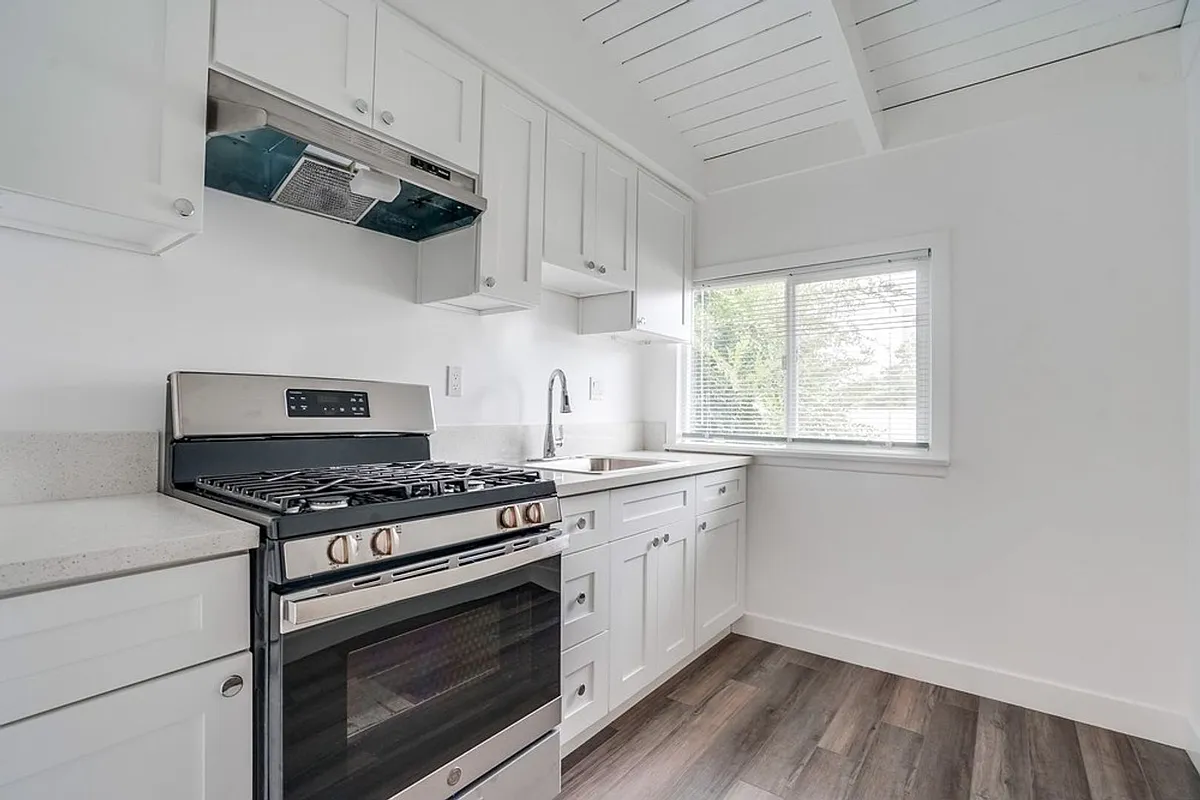 Building Photo - Clarington Ave 3710