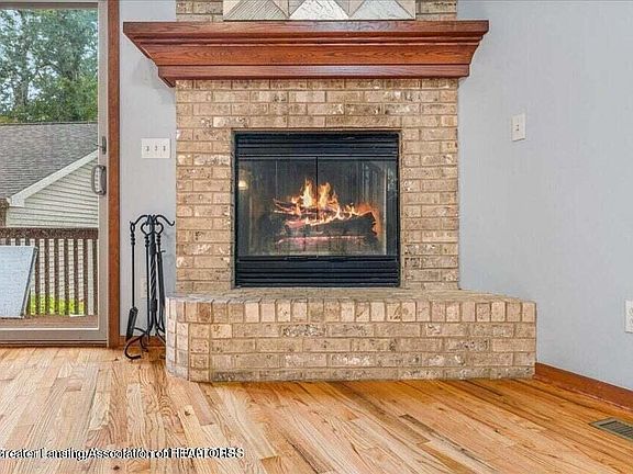 4th image of 2151 Theresa Ave