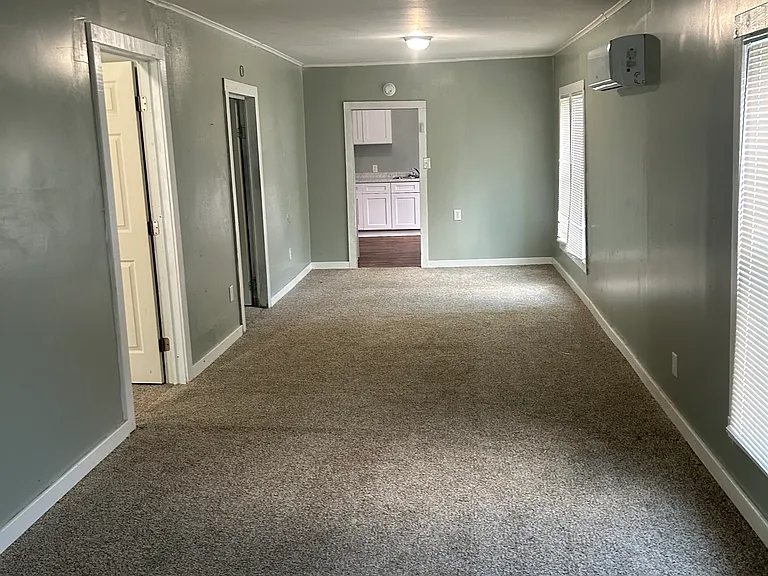 209 N Walnut St — Photo 1