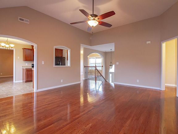 5th image of 1589 Apache Way