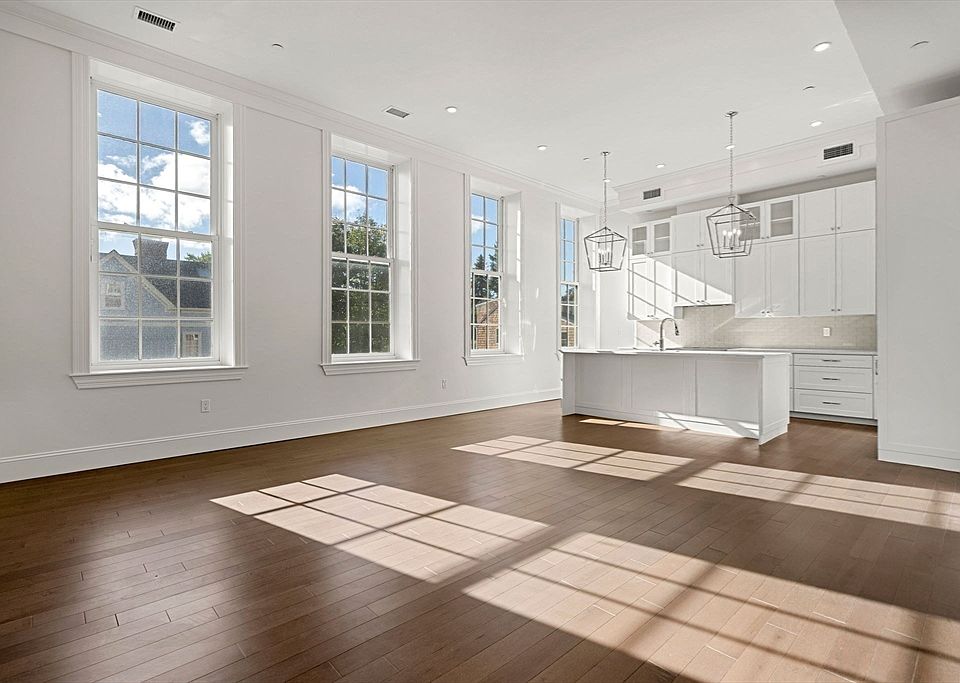 1st image of 20 Mechanic St #3