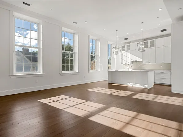 20 Mechanic St #3, Marblehead, MA 01945