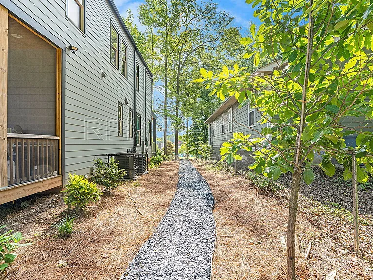 1081 Hill St SE #E — Photo 8