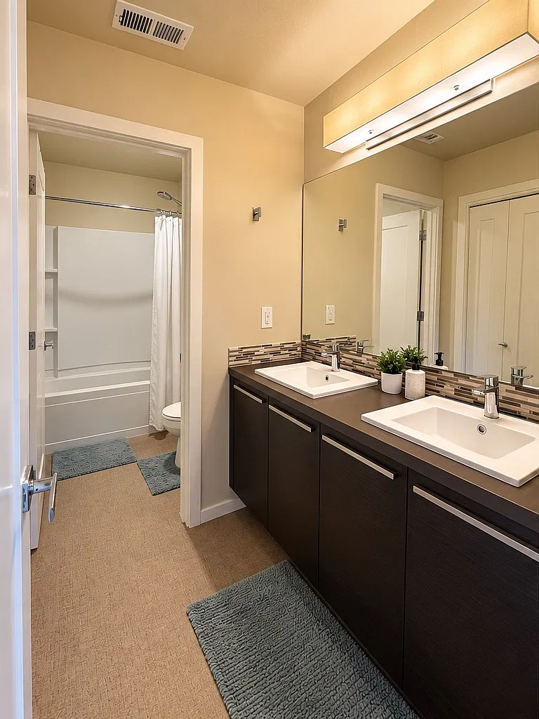 4 bed, 2.5 bath, 2858 sqft, $1,100 — Photo 3
