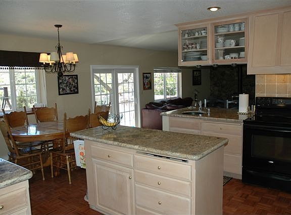 Breakfast nook & wet bar