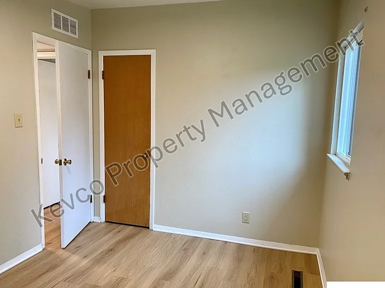 711 W Prospect Rd — Photo 18