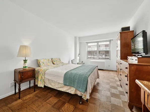 370 East 76th Street image 5 of 9