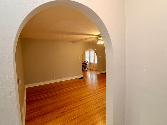 4th image of 906 Robinson St