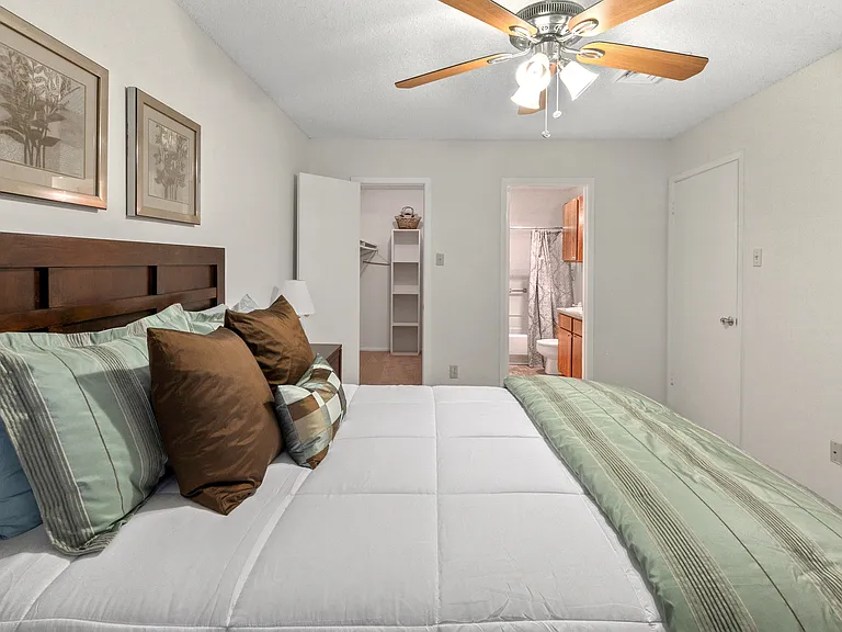 Bayou Oaks Apartments — Photo 32