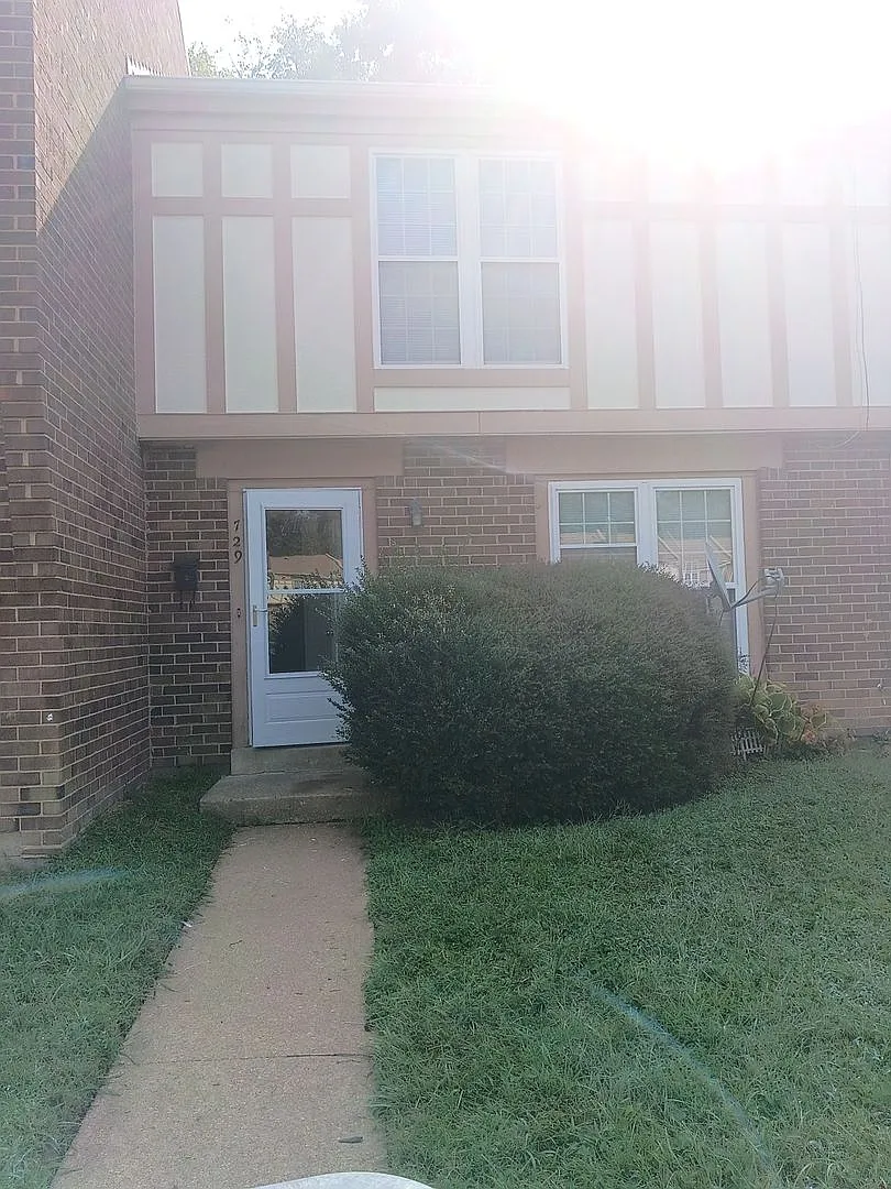 Vivian Hall — Photo 2