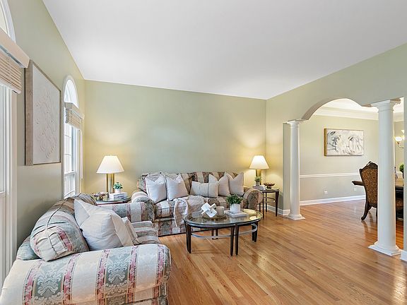 3rd image of 2212 Glouceston Ln