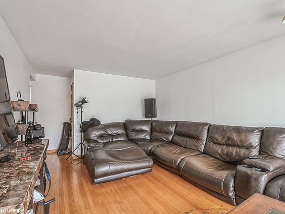 3rd image of 32 E 137th St